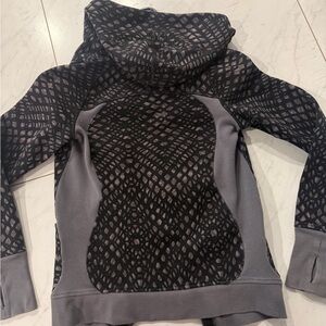 Lululemon Women's Black and Gray Patterned Sweater
